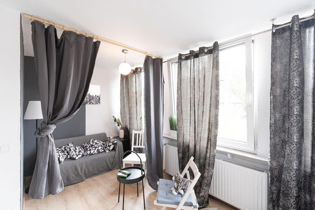 - Cozy Apartment In The Heart Of Duisburg With New York Design & Betten & Sofa - 5 Mins Central Station Hbf - Big Tv & Wifi -- Exterior foto