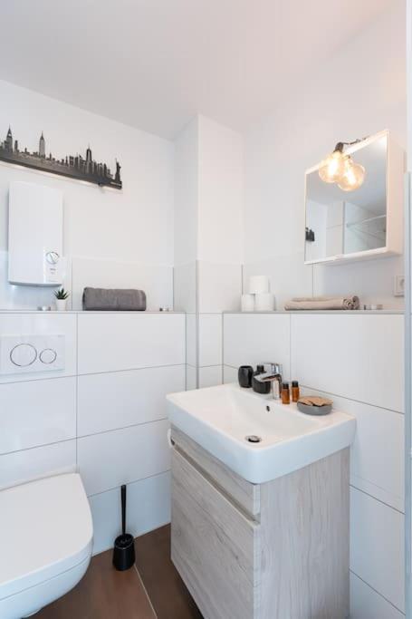 - Cozy Apartment In The Heart Of Duisburg With New York Design & Betten & Sofa - 5 Mins Central Station Hbf - Big Tv & Wifi -- Exterior foto