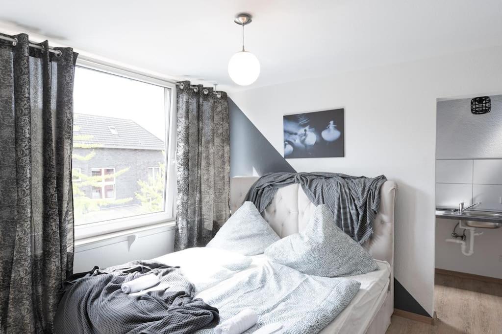 - Cozy Apartment In The Heart Of Duisburg With New York Design & Betten & Sofa - 5 Mins Central Station Hbf - Big Tv & Wifi -- Exterior foto